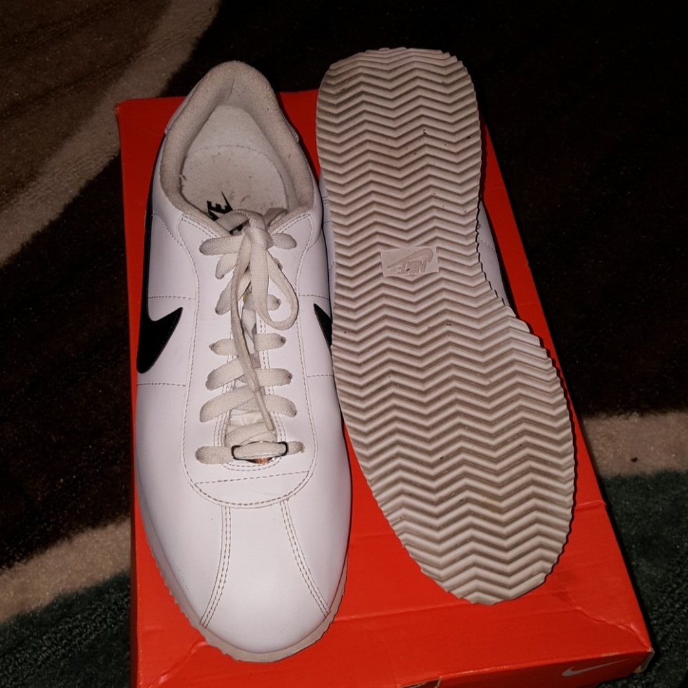 Nike - Picture 2 of 4